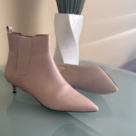 Banana Republic Boots Banana Republic Leather Kitten Heel Ankle Boots Size 9 - Picture 2 of 9